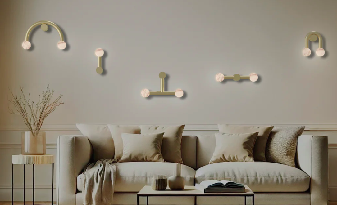 Hiszpański kinkiet Rigoberta Curved z kloszami z alabastru umieszczonymi na eleganckim łuku