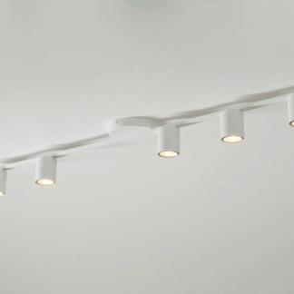 biala-lampa-sufitowa-na-szynie-zyon-5-podluzna