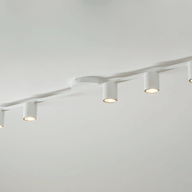 biala-lampa-sufitowa-na-szynie-zyon-5-podluzna
