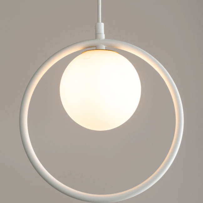 biala-lampa-wiszaca-aurika-obrecz-z-kula