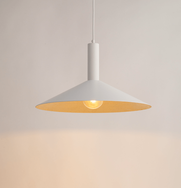 Biała lampa wisząca Hoshiko o średnicy 50 cm nad stolik