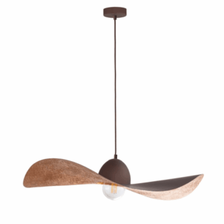 Brązowa lampa wisząca Viora o oryginalnym kształcie przypominającym kapelusz z odchylonymi, asymetrycznymi krawędziami, z centralnie umieszczoną żarówką Edison, zawieszona na pojedynczym przewodzie z okrągłym uchwytem sufitowym.