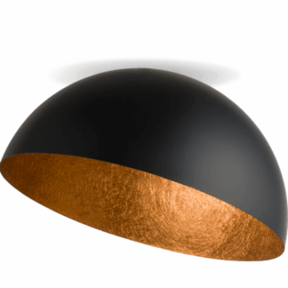 Czarny plafon Astris o średnicy 35 cm w kształcie półkuli z matową czarną powierzchnią zewnętrzną i kontrastującym miedzianym wnętrzem na białym tle.