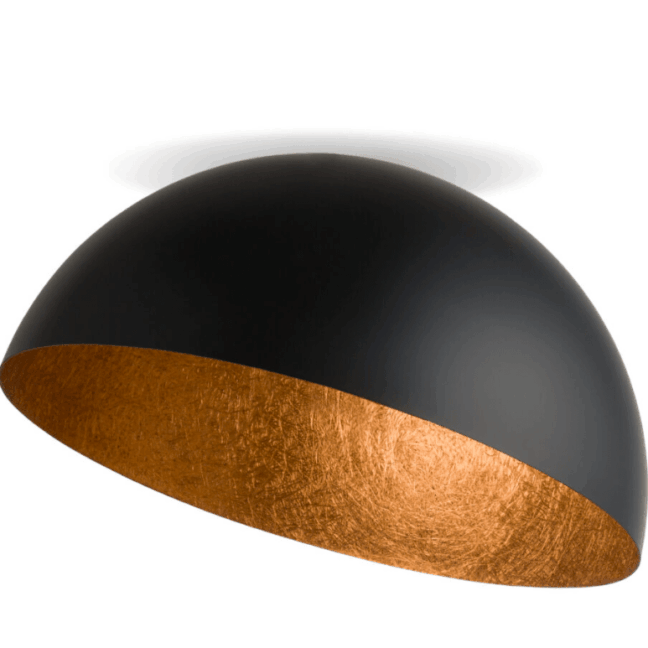 Czarny plafon Astris o średnicy 35 cm w kształcie półkuli z matową czarną powierzchnią zewnętrzną i kontrastującym miedzianym wnętrzem na białym tle.