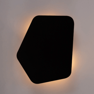 dekoracyjny-czarny-kinkiet-listria-z-odbitym-swiatlem