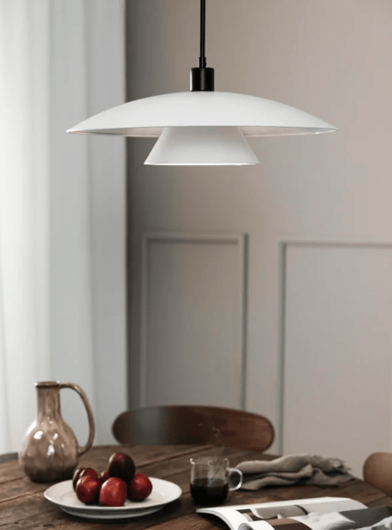Duża, płaska, nordycka lampa wisząca Millinge 50 w białym kolorze