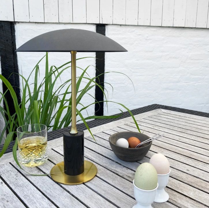 Elegancka lampa stołowa Moon LED w czarno-złotej kolorystyce z marmurową podstawą