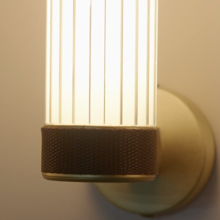 Złoty kinkiet Roseline 56 w podłużnym kształcie Robin IP44 z brązowymi pasami