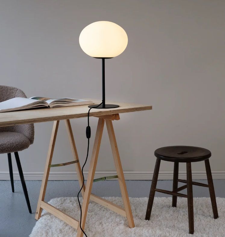 Lampa stołowa Princess w kształcie kuli, opalizująca bielą