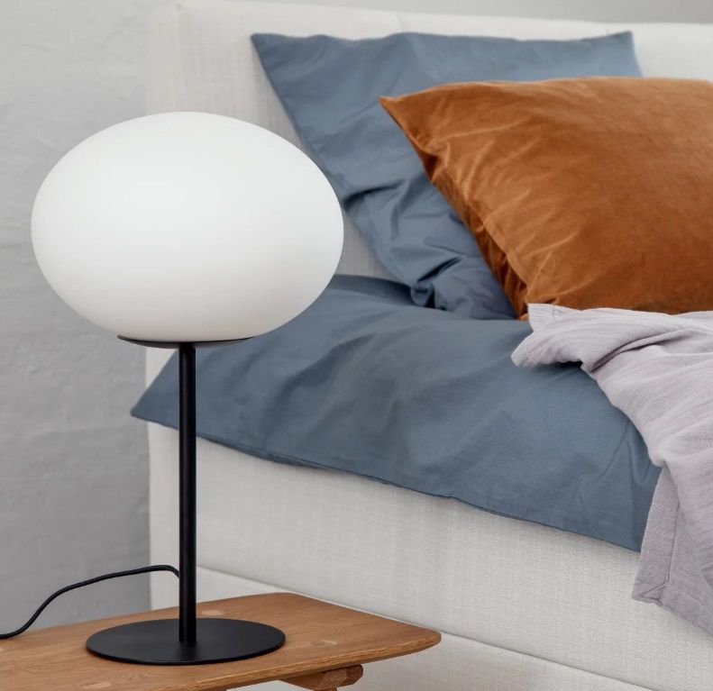 Lampa stołowa Princess w kształcie kuli, opalizująca bielą