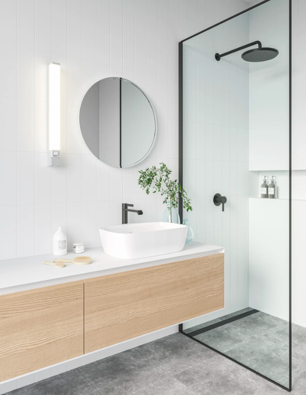 Biały, ściemniany kinkiet LED Sjaver z gniazdkiem do łazienki, o klasie szczelności IP44