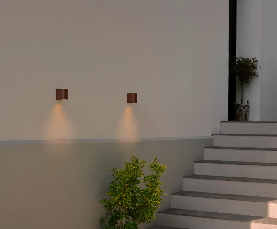 Brązowy (rdzawy) kinkiet zewnętrzny Dion o klasie szczelności IP44 do montażu na ścianie domu