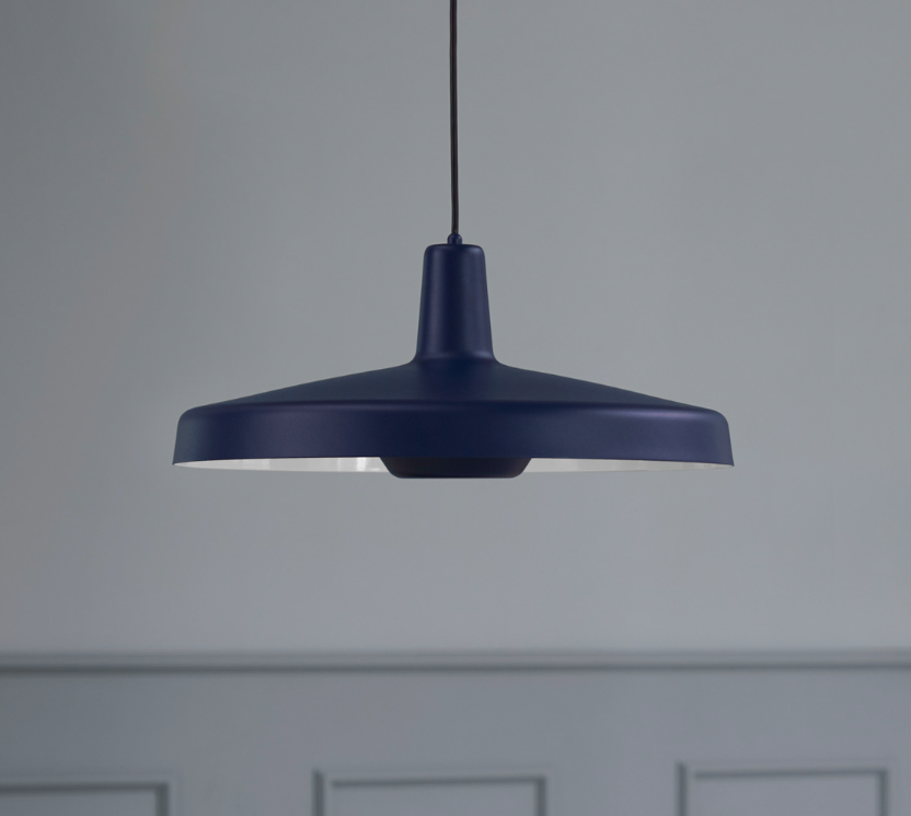 Ciemnoniebieska wisząca lampa Arigato Large w skandynawskim stylu