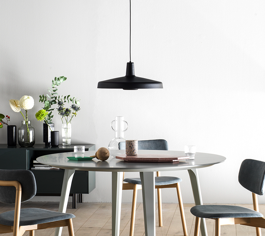Ciemnoniebieska wisząca lampa Arigato Large w skandynawskim stylu