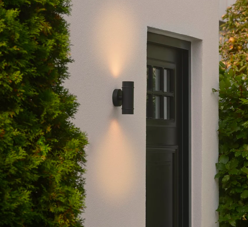 Czarna aluminiowa lampa ścienna Artilus w formie tuby, świecąca w górę i w dół, IP54