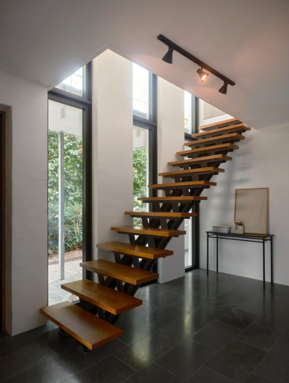 Czarna sufitowa lampa Eik z trzema reflektorami na szynie o długości 1 metra