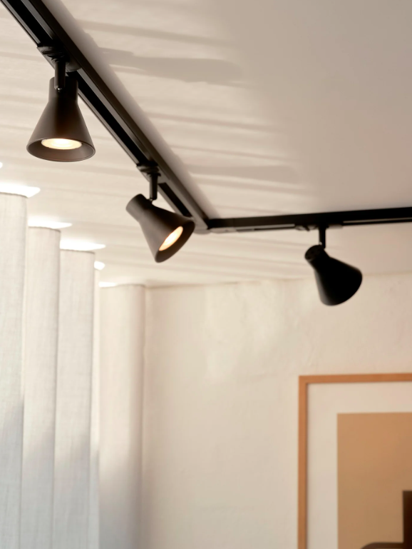 Czarna sufitowa lampa Eik z trzema reflektorami na szynie o długości 1 metra