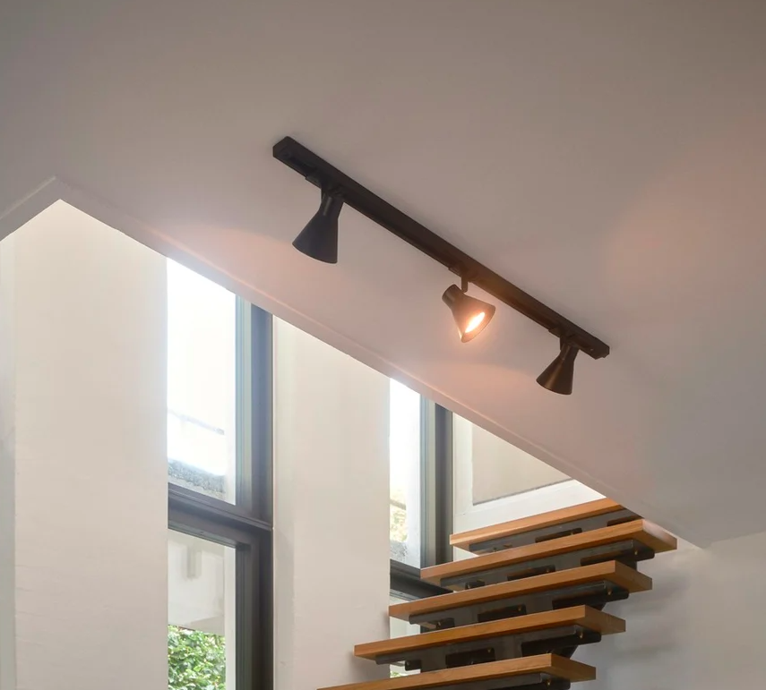 Czarna sufitowa lampa Eik z trzema reflektorami na szynie o długości 1 metra