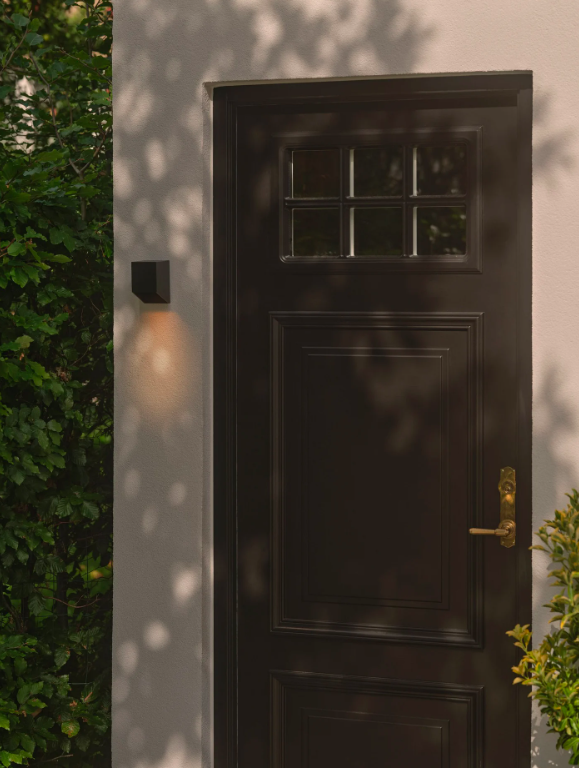 Czarny kinkiet Nico w kompaktowym rozmiarze, o klasie szczelności IP54