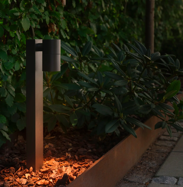 Czarny słupek oświetleniowy Tin 50 IP44 do użytku zewnętrznego