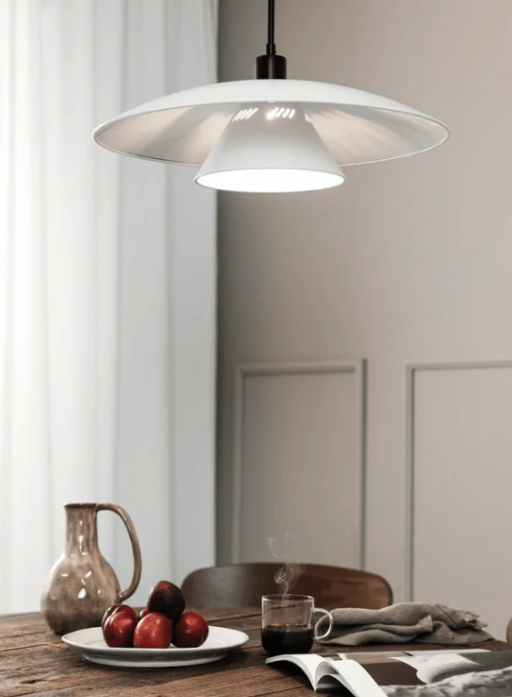 Duża, płaska, nordycka lampa wisząca Millinge 50 w białym kolorze