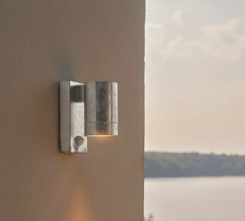 Galwanizowany kinkiet Tin Maxi z czujnikiem ruchu, o klasie szczelności IP54