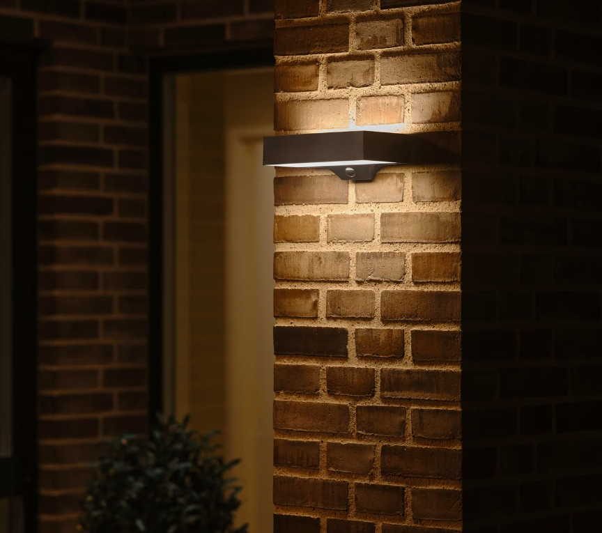 Kinkiet Monay Square z panelem solarnym i czujnikiem ruchu, odporny na warunki atmosferyczne dzięki klasie szczelności IP44
