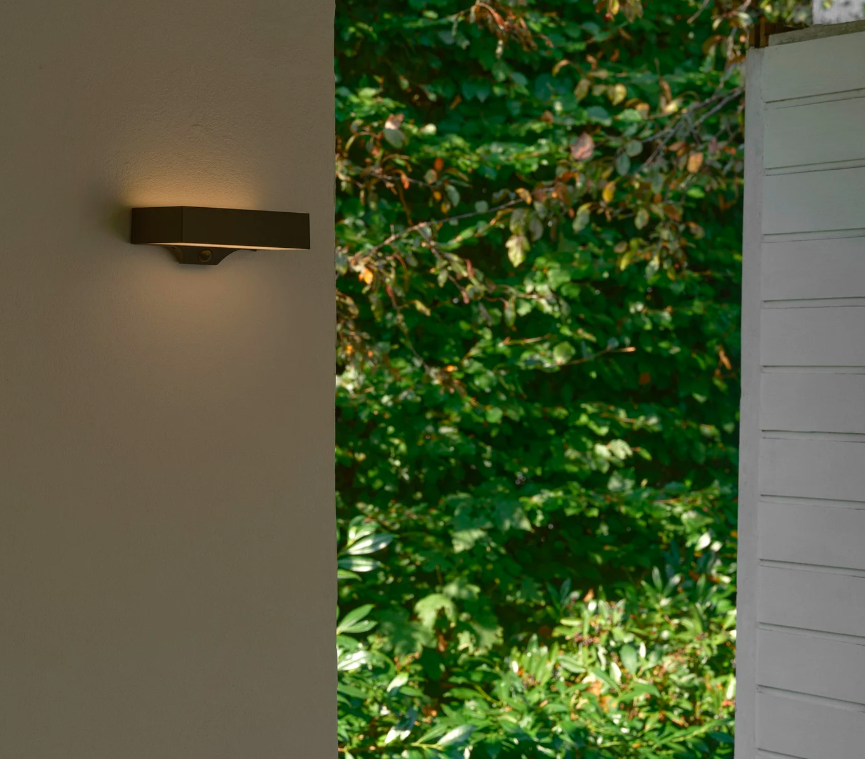 Kinkiet Monay Square z panelem solarnym i czujnikiem ruchu, odporny na warunki atmosferyczne dzięki klasie szczelności IP44