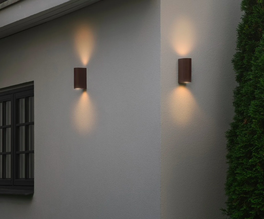 Kinkiet zewnętrzny Dion w kolorze zardzewiałego brązu, odporny na warunki atmosferyczne dzięki klasie szczelności IP44