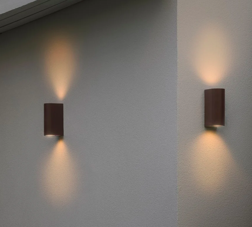 Kinkiet zewnętrzny Dion w kolorze zardzewiałego brązu, odporny na warunki atmosferyczne dzięki klasie szczelności IP44