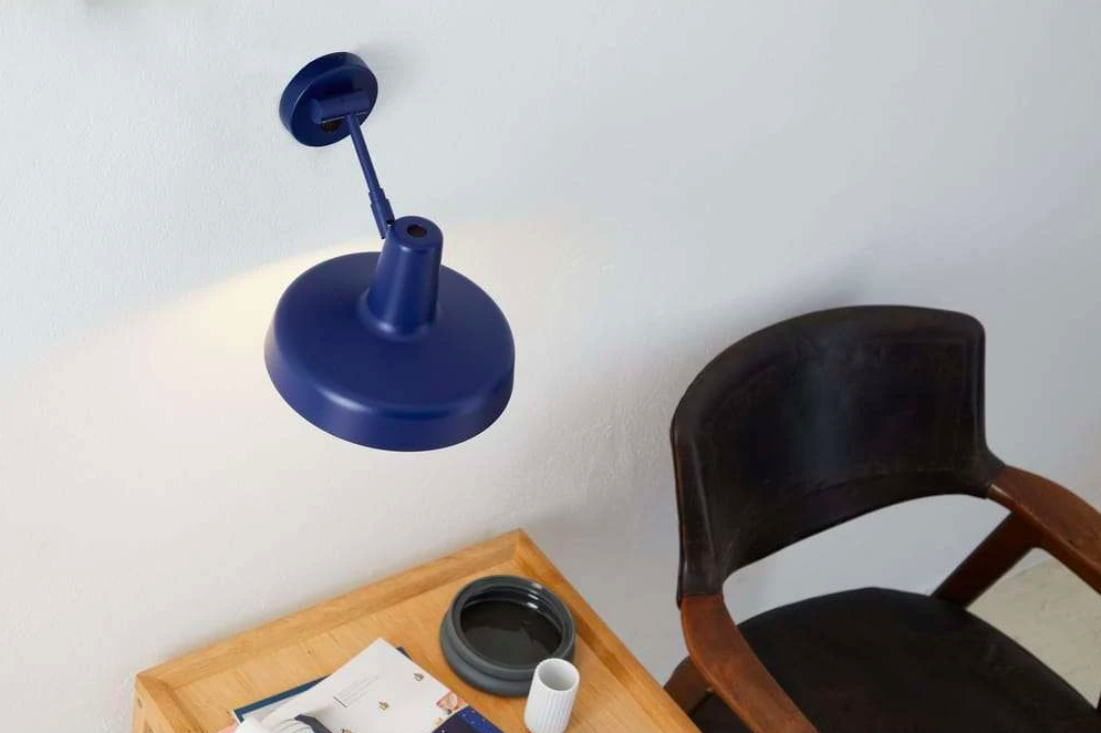 Krótki granatowy kinkiet Arigato do salonu