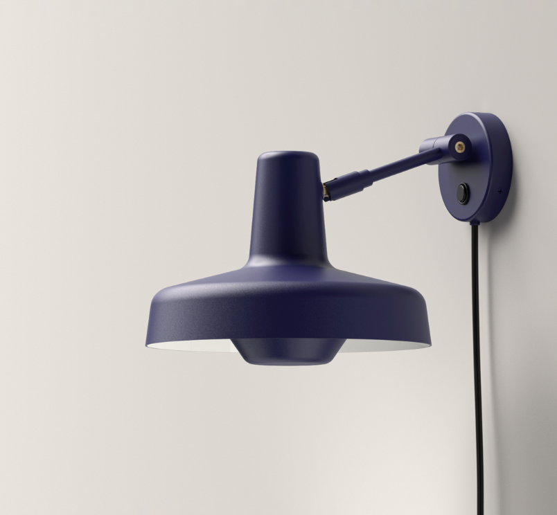 Krótki granatowy kinkiet Arigato do salonu