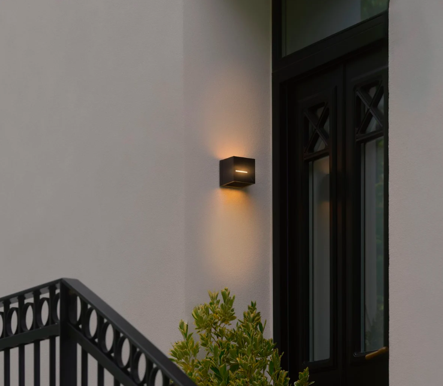 Kwadratowy zewnętrzny kinkiet LED Rivo o klasie szczelności IP54