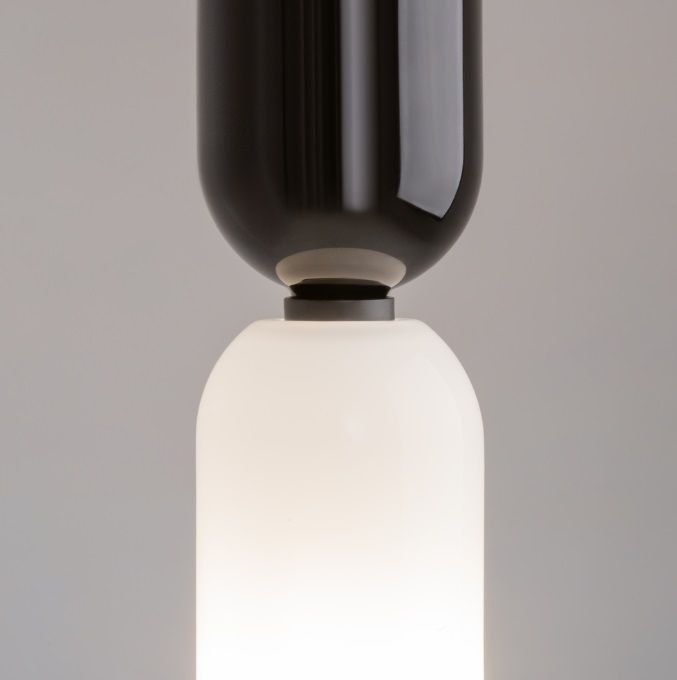 Minimalistyczna lampa wisząca Memory z kloszem skierowanym ku górze i dołu
