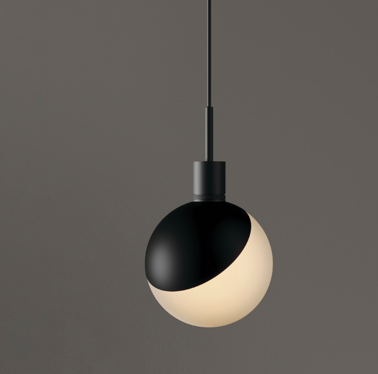 Nowoczesna, wisząca lampa Baluna w czarno-białej formie kuli