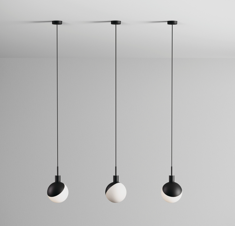 Nowoczesna, wisząca lampa Baluna w czarno-białej formie kuli