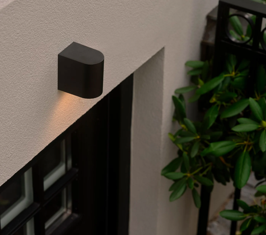 Pojedynczy kinkiet z serii Dion do montażu nad drzwi wejściowe, IP44