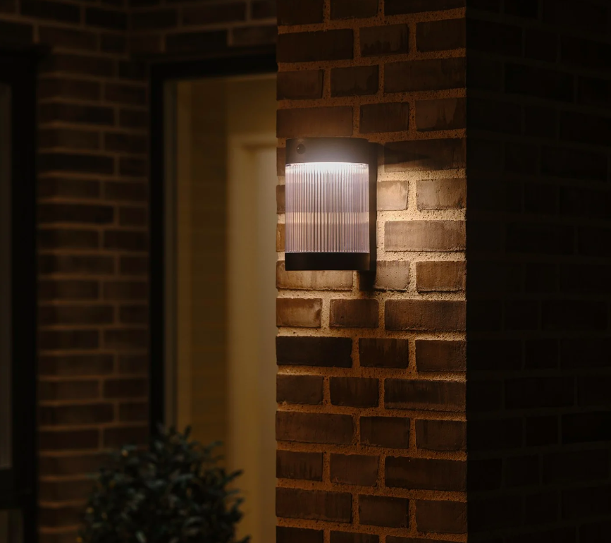 Solarny kinkiet Coupar z czujnikiem ruchu, idealny do drzwi, o klasie szczelności IP44