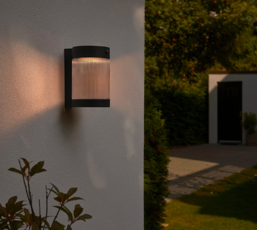 Solarny kinkiet Coupar z czujnikiem ruchu, idealny do drzwi, o klasie szczelności IP44
