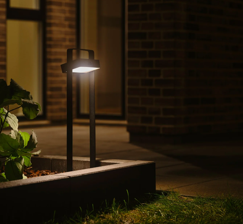 Solarny słupek ogrodowy Saulio z uchylnym źródłem światła i klasą ochrony IP44