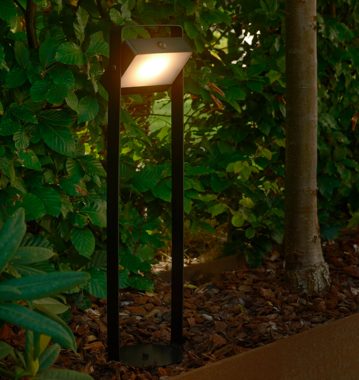 Solarny słupek ogrodowy Saulio z uchylnym źródłem światła i klasą ochrony IP44