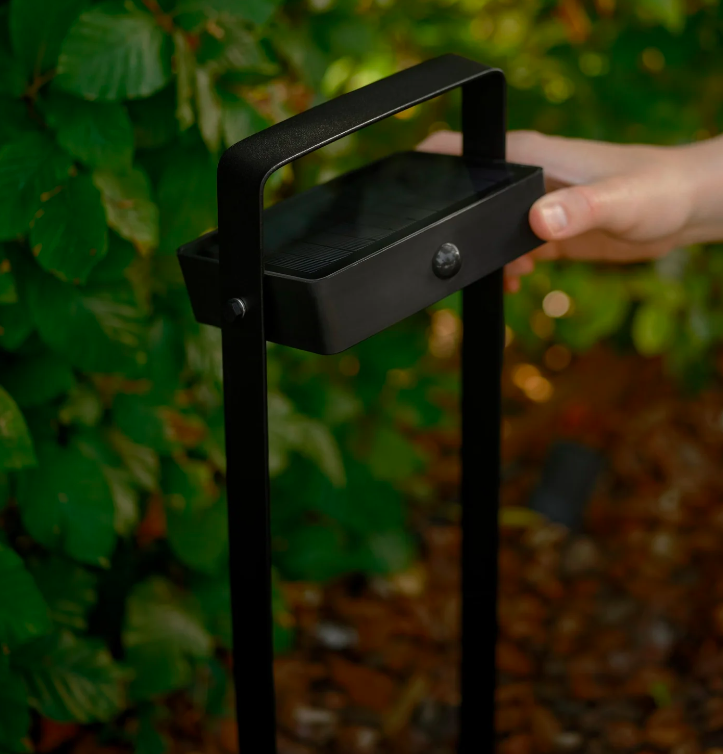Solarny słupek ogrodowy Saulio z uchylnym źródłem światła i klasą ochrony IP44