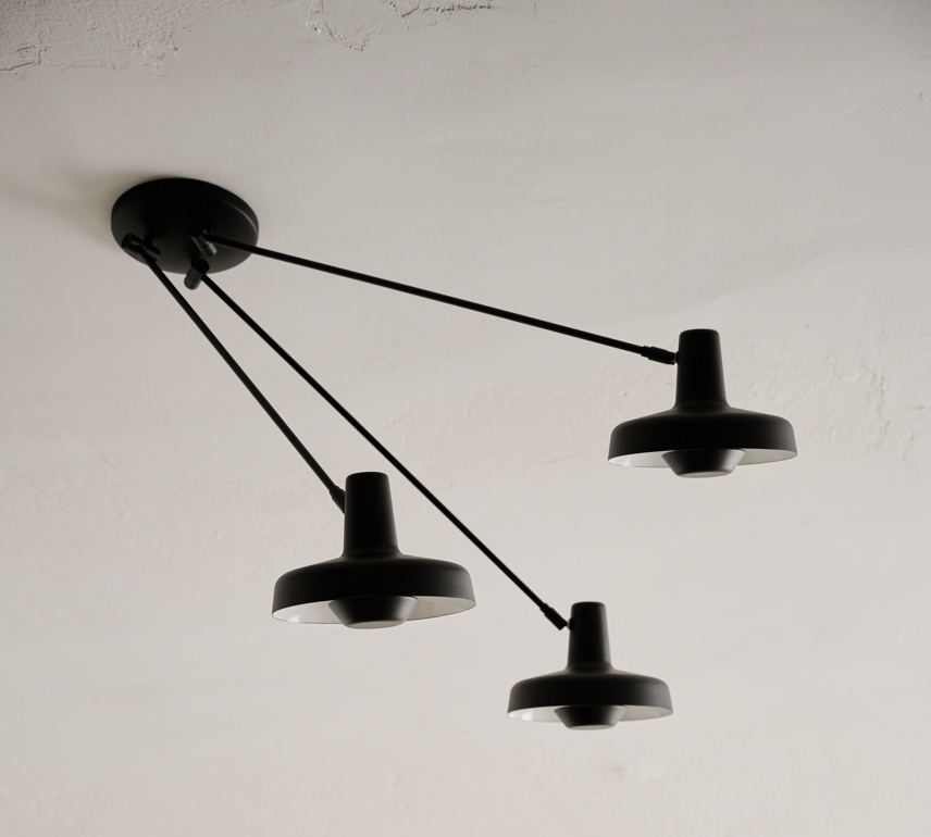 Stylowa czarna lampa sufitowa Arigato P3 z trzema źródłami światła