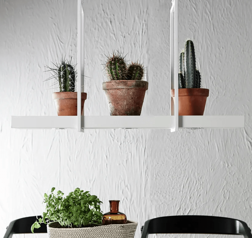 Wisząca biała lampa z półką na rośliny Tray, idealna do aranżacji w stylu boho