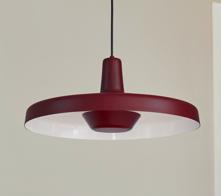 Wisząca lampa Arigato Large w czerwonym kolorze o płaskim kształcie