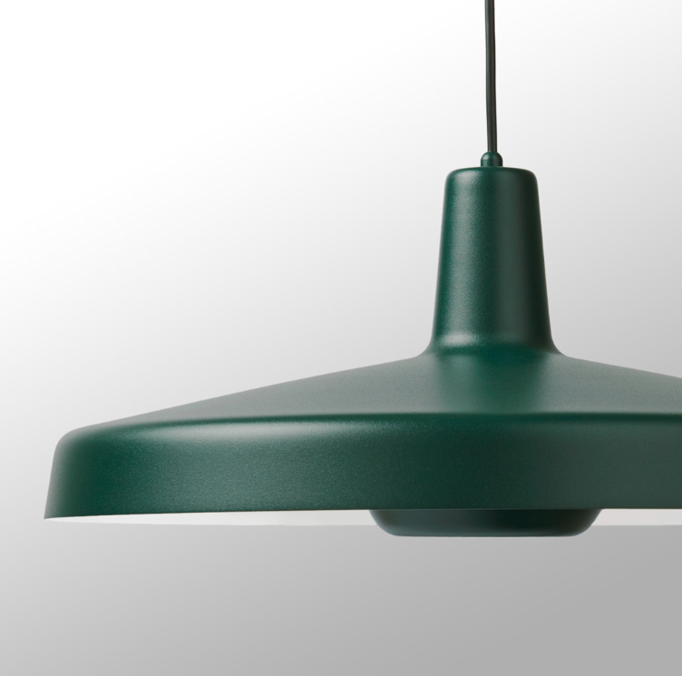 Wisząca lampa Arigato Large w zielonym kolorze z płaskim kloszem