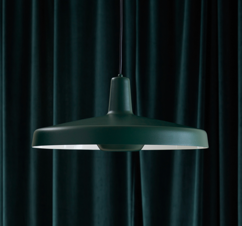 Wisząca lampa Arigato Large w zielonym kolorze z płaskim kloszem