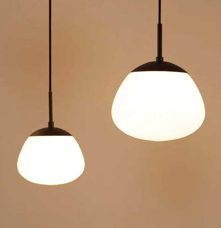 Wisząca lampa Rise 18 o nieregularnym kształcie – czarna z białym szkłem