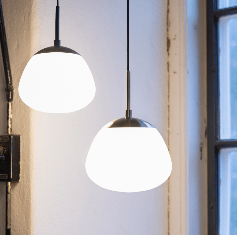 Wisząca lampa Rise 18 o nieregularnym kształcie – czarna z białym szkłem