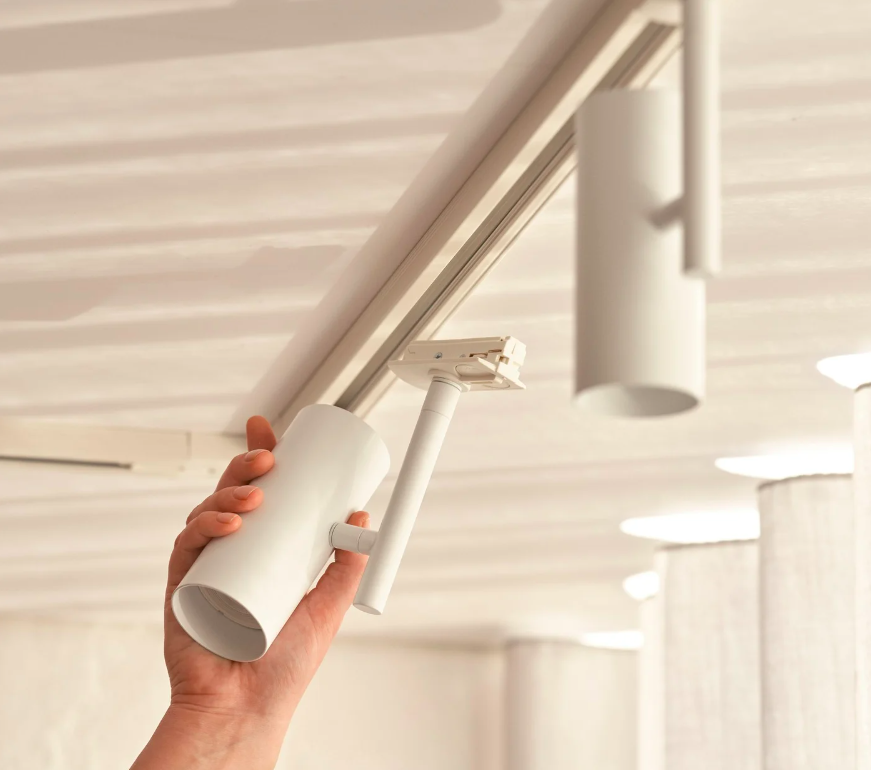 Zestaw oświetlenia szynowego Jerome z trzema regulowanymi tubami na szynie o długości 100 cm